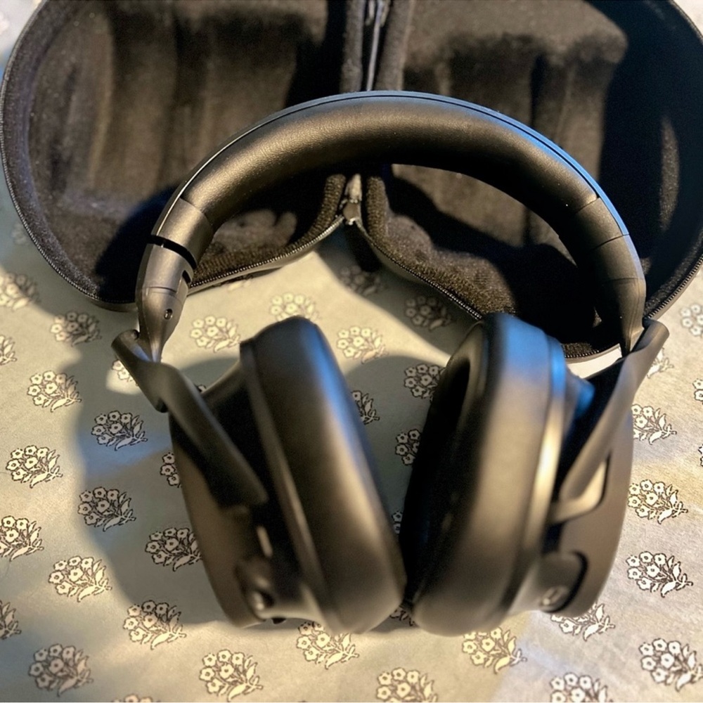 Heavys Black Over-Ear Headphones - Picture 8 of 9
